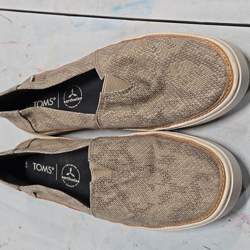 TOMS Womans Textured Brown Slip-Ons